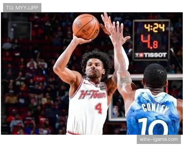 杰伦·格林无球跑动效率提升，拉开火箭外线进攻空间