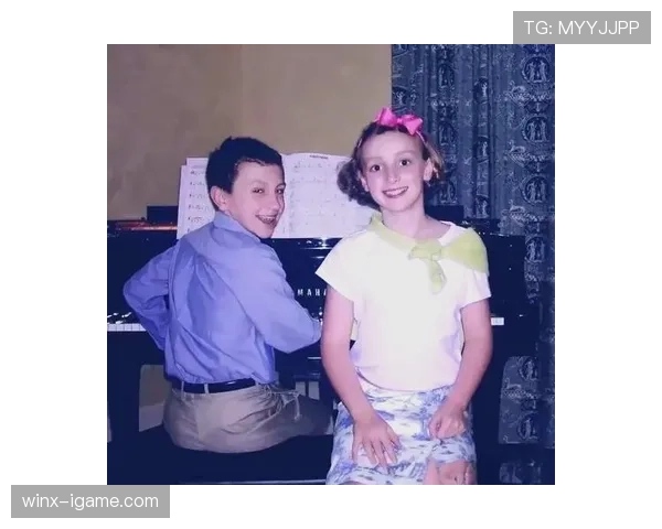 凯蒂·莱德基机场随拍：穿拖鞋背旧背包，手上的表能买我好几套房